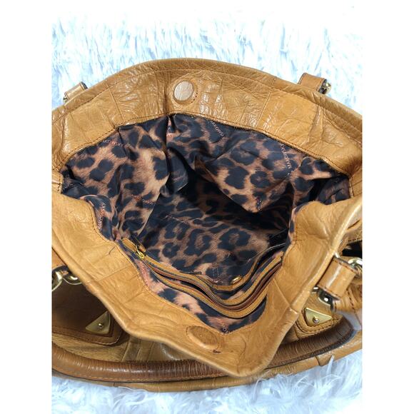 B. Makowsky Heavy Leather Shoulder Boho Handbag Camel Belted Magnetic Closure - Picture 13 of 13